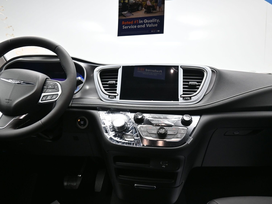 Blue Chrysler Pacifica image number 17