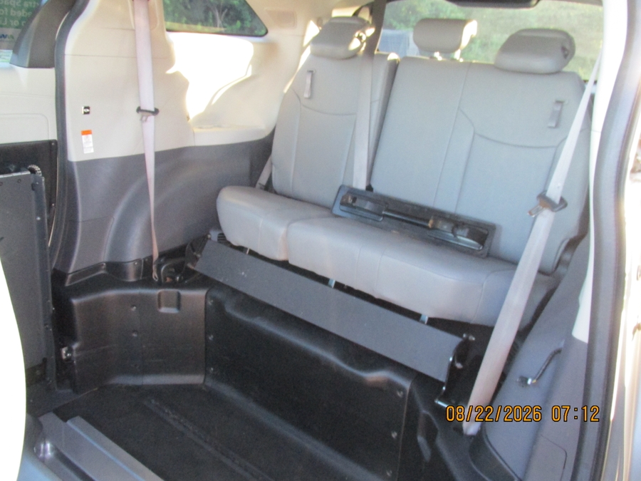 Silver Toyota Sienna image number 9