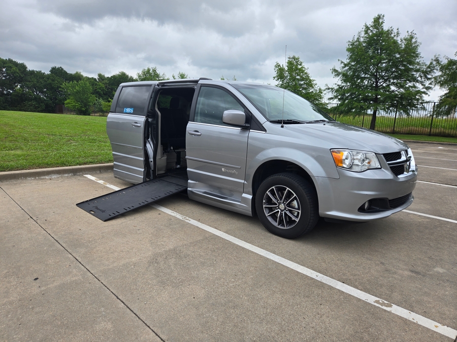 Used 2017 Dodge Grand Caravan SXT - BraunAbility Side Entry Entry In Floor Automatic Ramp