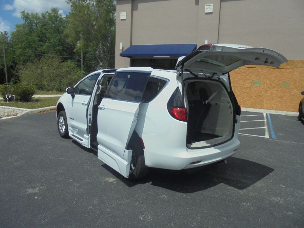 White Chrysler Voyager image number 12
