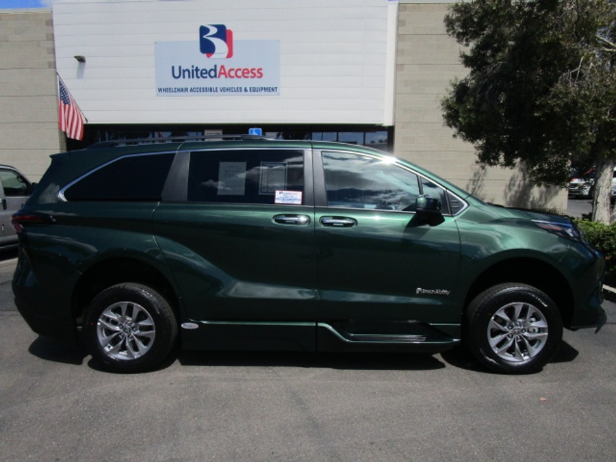 New 2026 Toyota Sienna Hybrid XLE Base - BraunAbility Side Entry Entry Fold Out Automatic Ramp