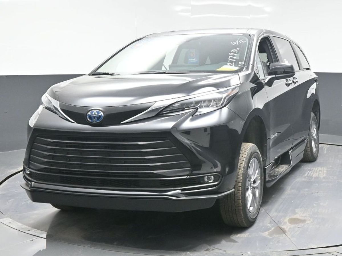 Black Toyota Sienna image number 1