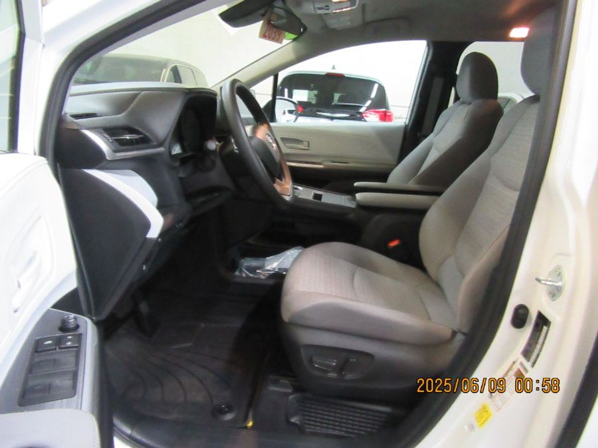 White Toyota Sienna image number 8