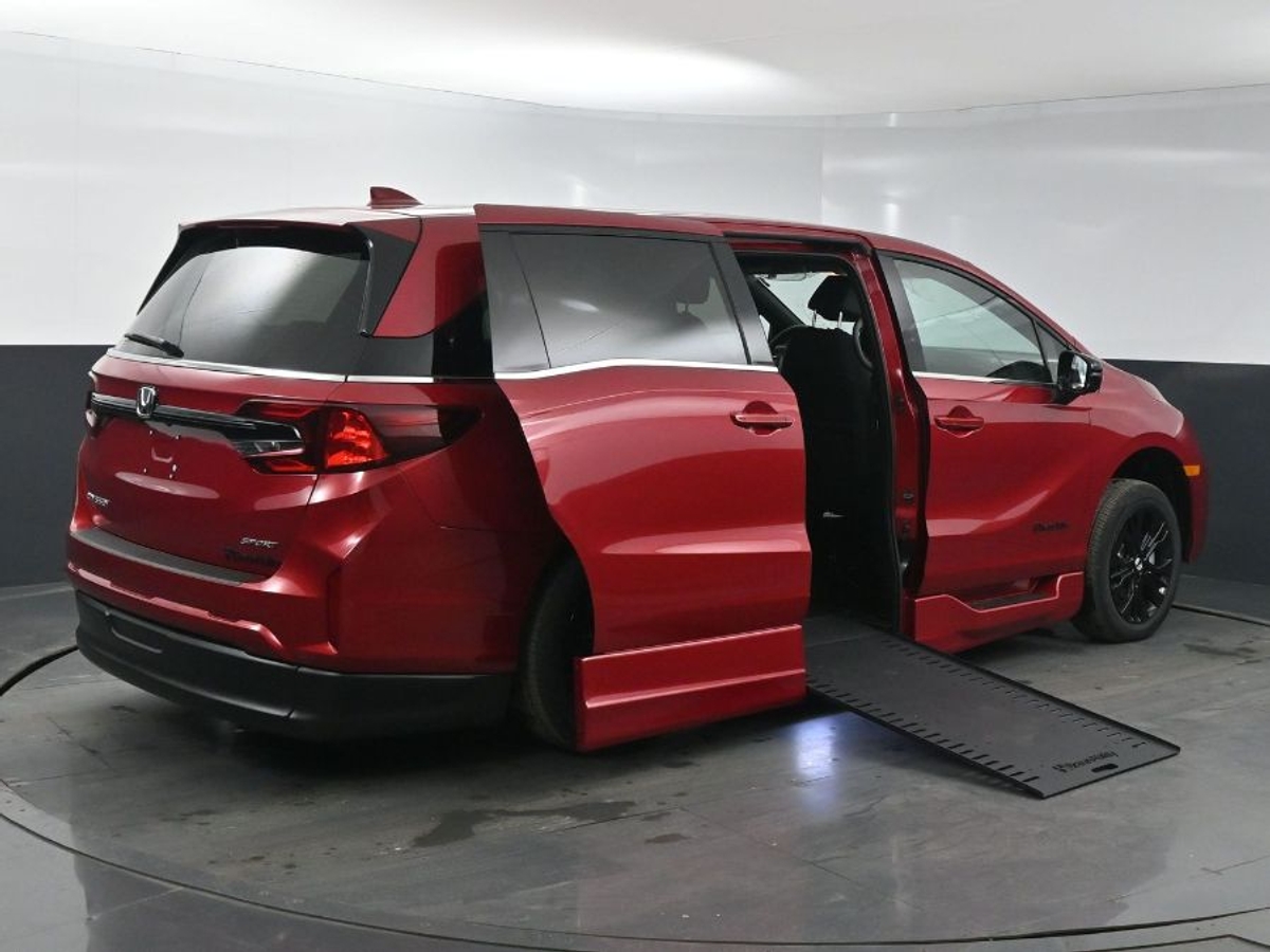 Red Honda Odyssey image number 7
