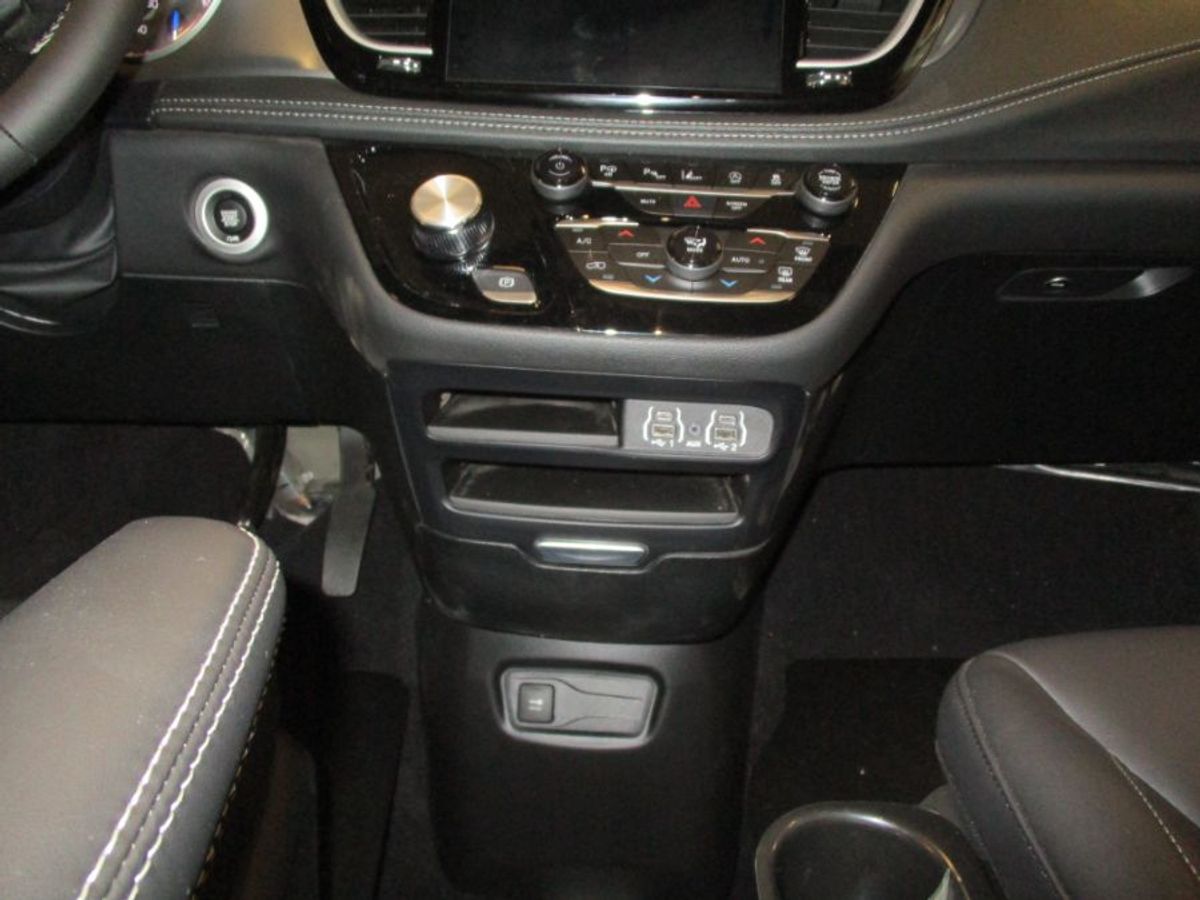 Grey Chrysler Pacifica image number 15