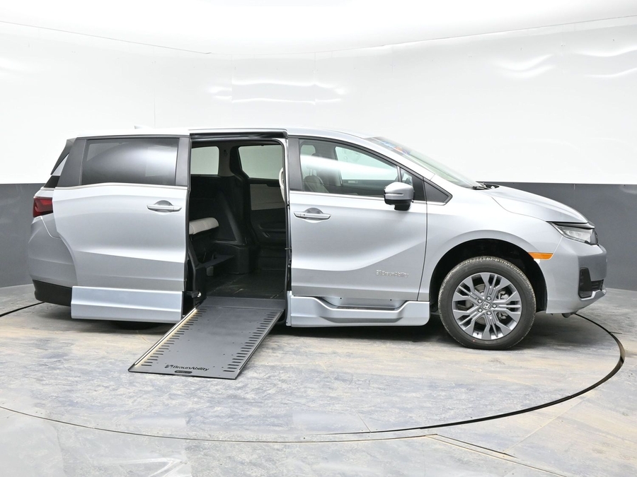 Silver Honda Odyssey image number 7