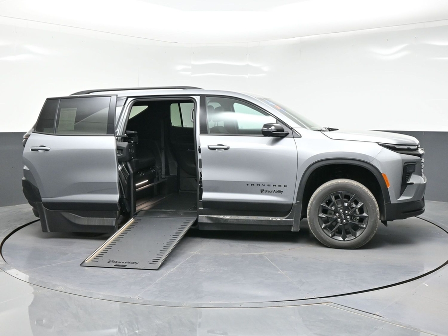New 2026 Chevrolet Traverse 1LT Midnight Edition - BraunAbility Side Entry Entry In Floor Automatic Ramp