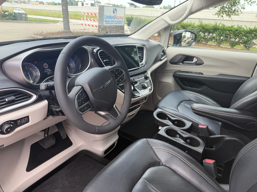 Used 2022 Chrysler Pacifica Touring L - BraunAbility Side Entry Entry In Floor Automatic Ramp