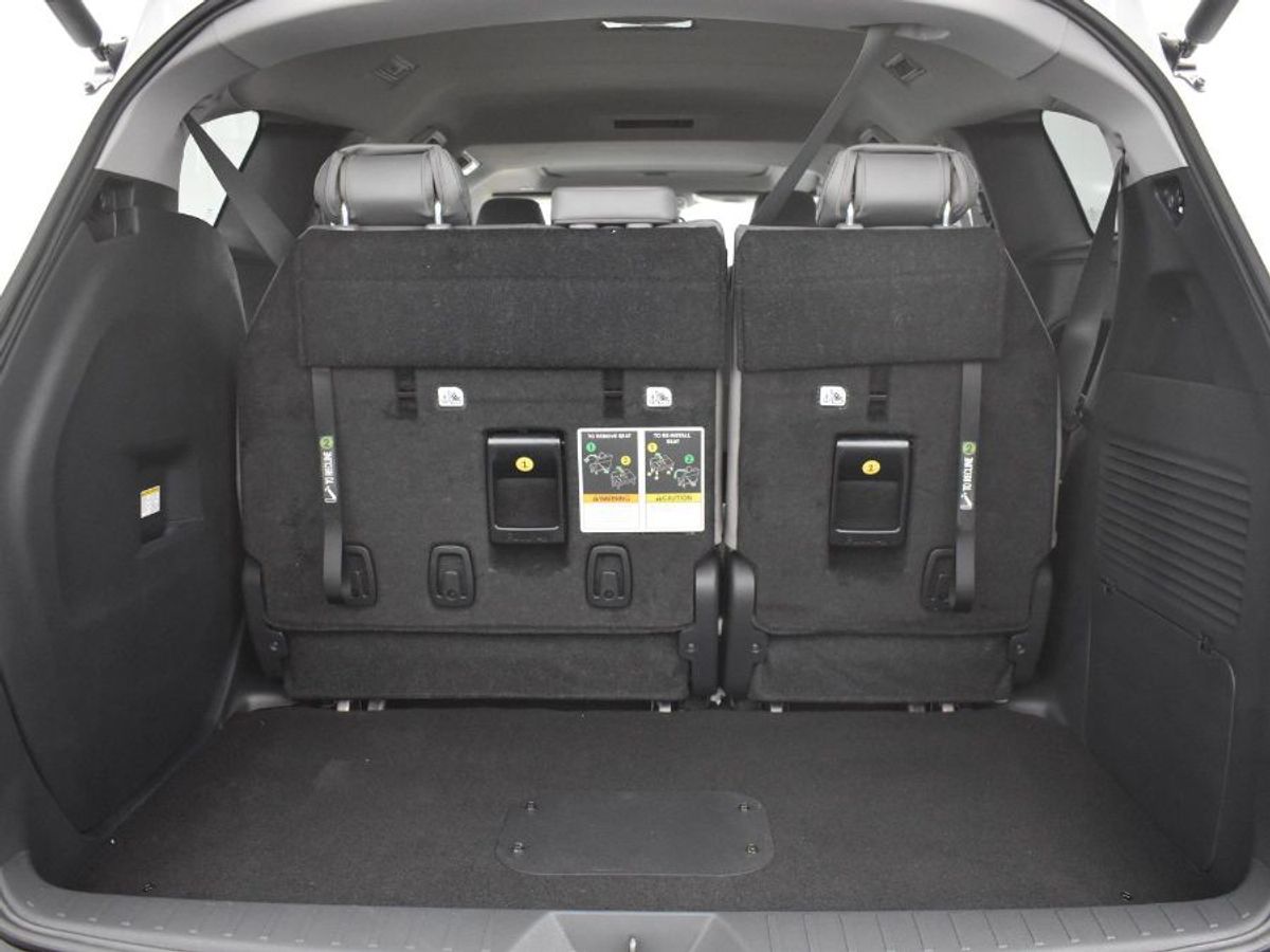 White Toyota Sienna image number 4