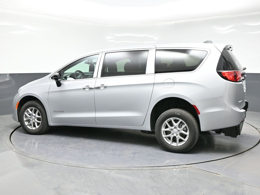 Silver Chrysler Voyager image number 3