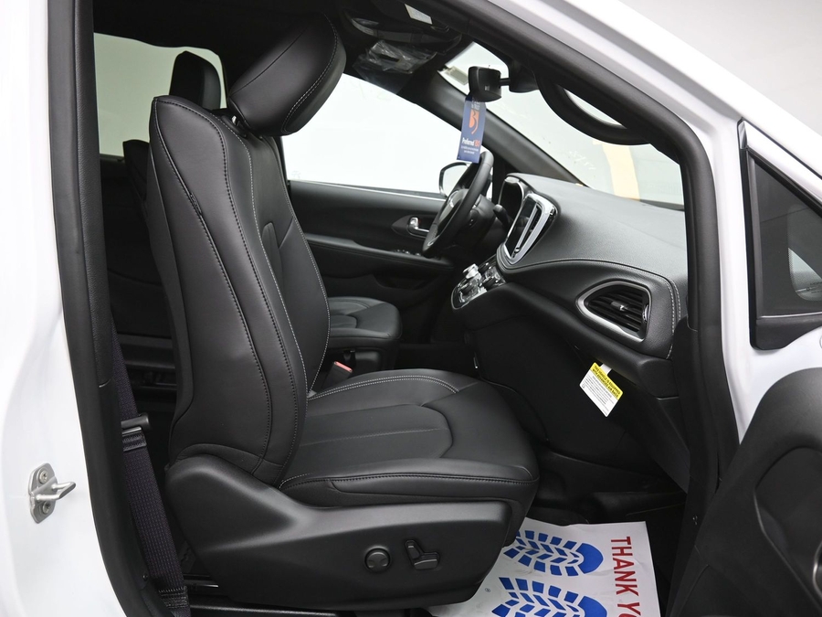 New 2025 Chrysler Pacifica Select Plus - BraunAbility Side Entry Entry In Floor Automatic Ramp