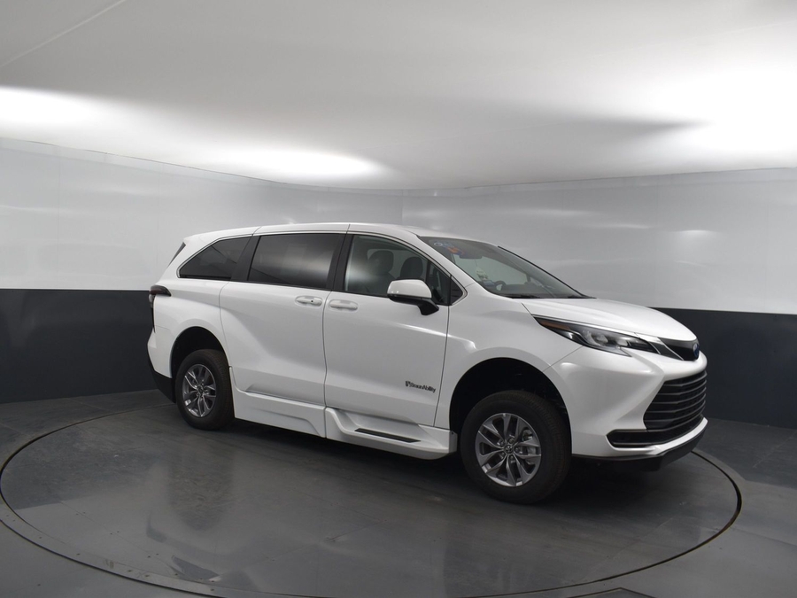 New 2025 Toyota Sienna Hybrid LE - BraunAbility Side Entry Entry Fold Out Automatic Ramp