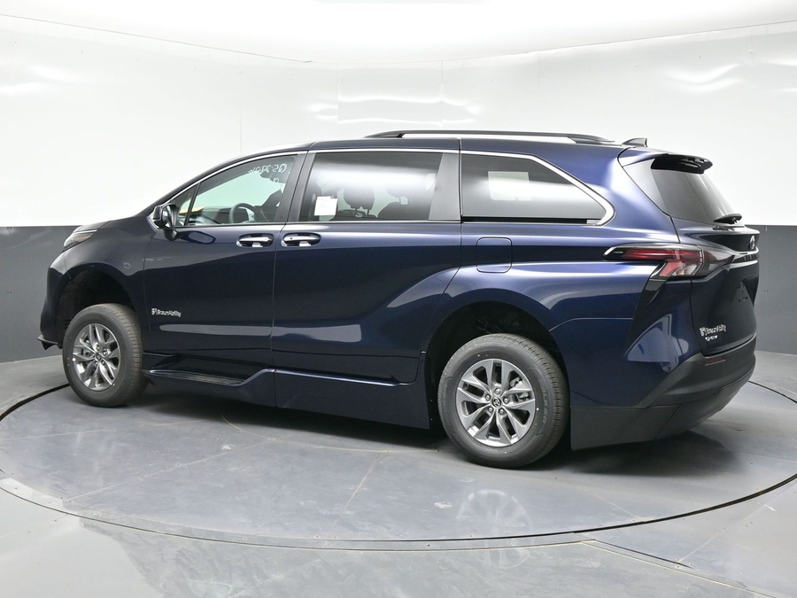 New 2026 Toyota Sienna Hybrid XLE Base - BraunAbility Side Entry Entry Fold Out Automatic Ramp