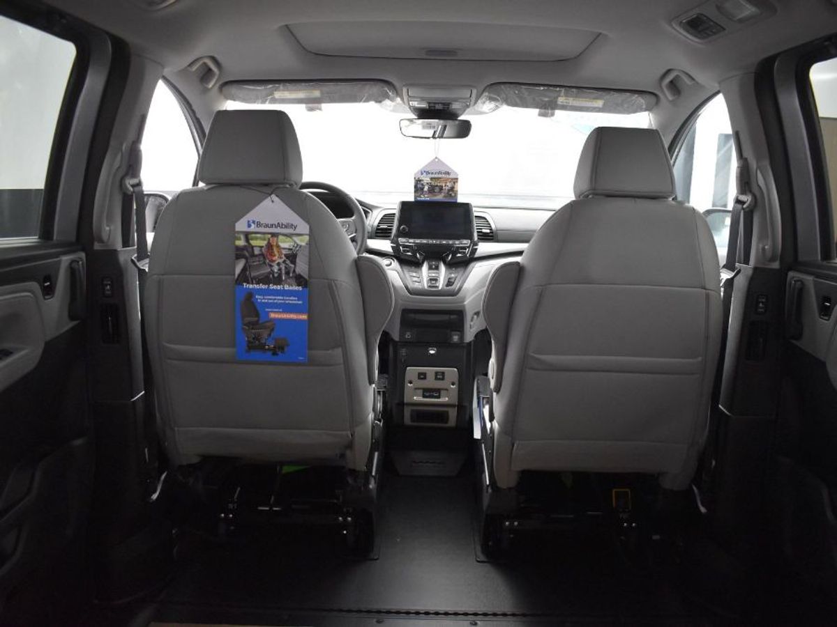 Silver Honda Odyssey image number 7