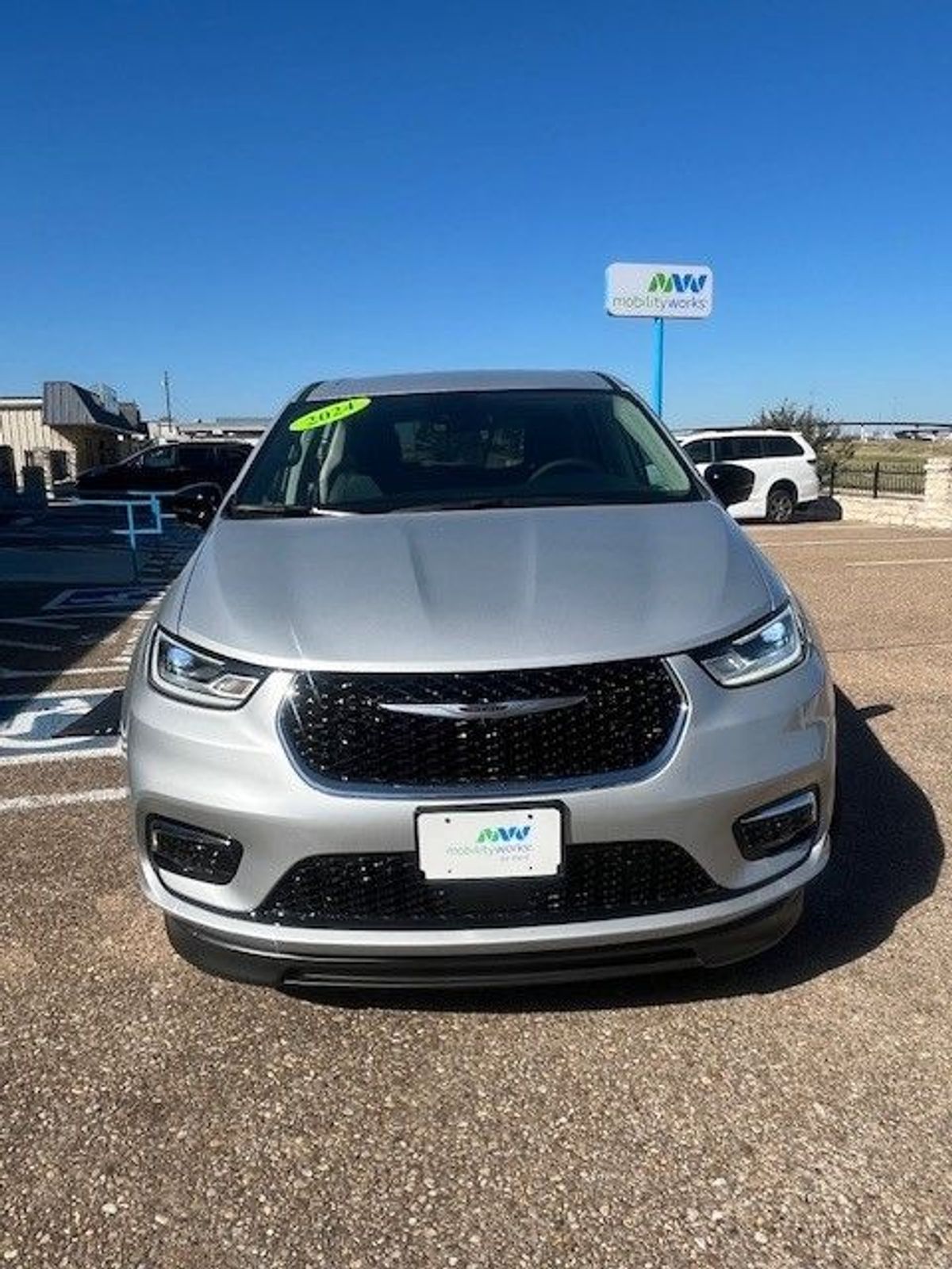 Silver Chrysler Pacifica image number 4