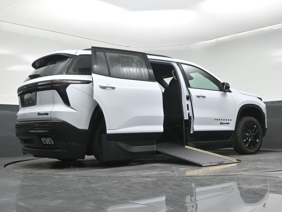 New 2026 Chevrolet Traverse 1LT Midnight - BraunAbility Side Entry In Floor Automatic Ramp