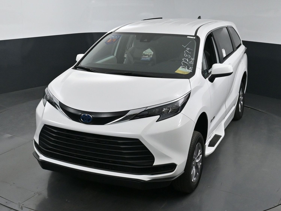 New 2025 Toyota Sienna Hybrid LE - BraunAbility Side Entry Entry Fold Out Automatic Ramp
