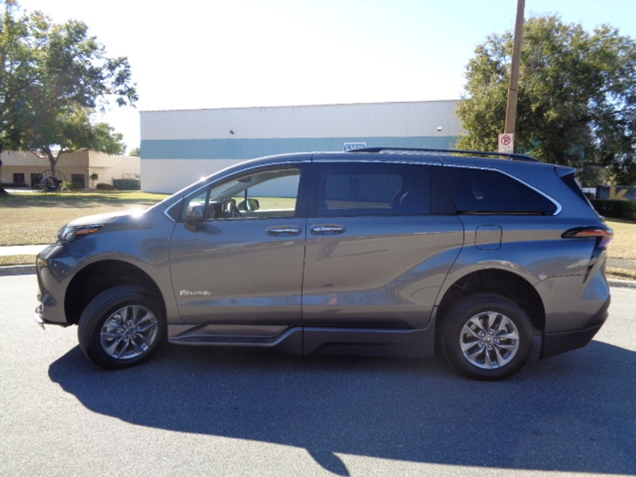 Used 2024 Toyota Sienna Hybrid XLE Plus - BraunAbility Side Entry Entry Fold Out Automatic Ramp