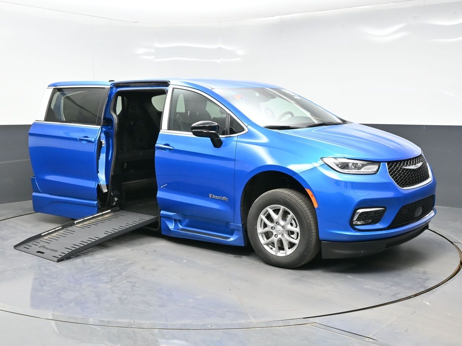 2026 Chrysler Pacifica Select's photo