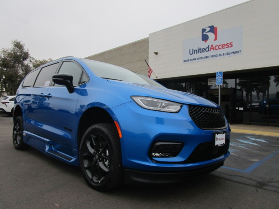 New 2026 Chrysler Pacifica Select Sport - BraunAbility Side Entry Fold Out Automatic Ramp