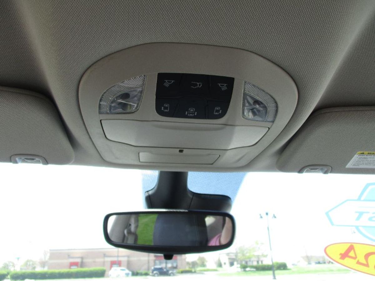 Silver Chrysler Pacifica image number 15
