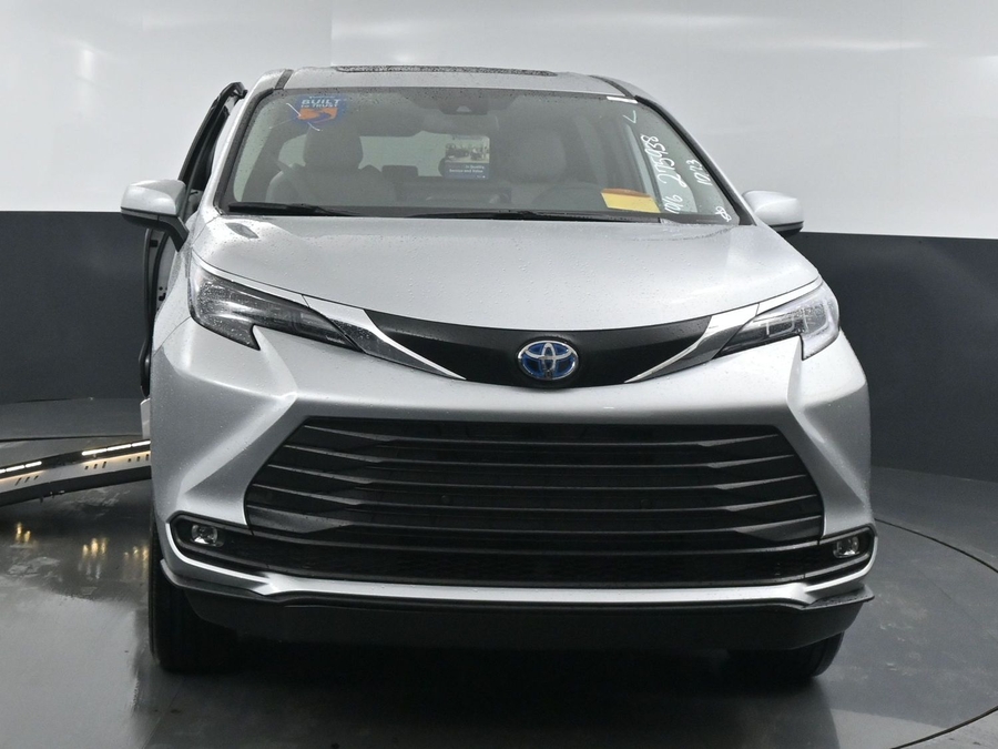 New 2025 Toyota Sienna Hybrid XLE Base - BraunAbility Side Entry Entry Fold Out Automatic Ramp