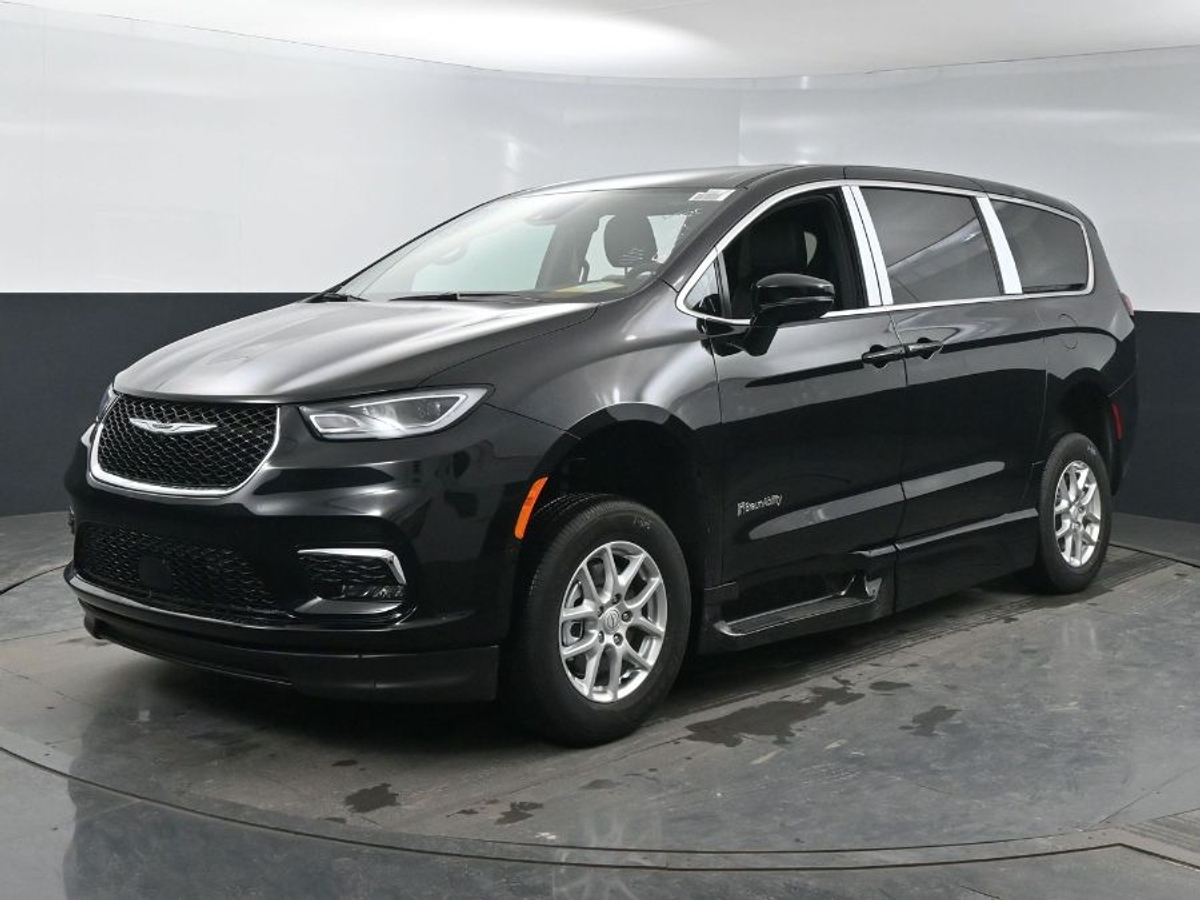 Black Chrysler Pacifica image number 2