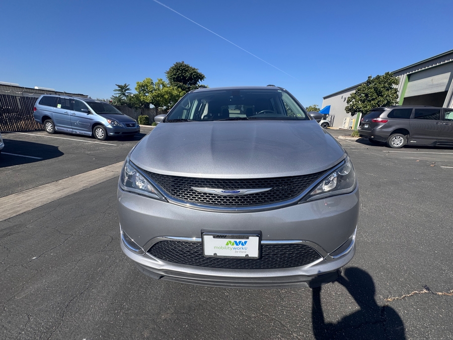 Silver Chrysler Pacifica image number 6