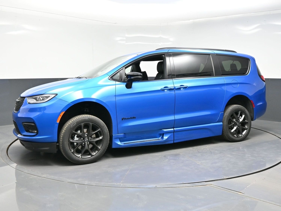 New 2026 Chrysler Pacifica Select Sport - BraunAbility Side Entry Entry Fold Out Automatic Ramp