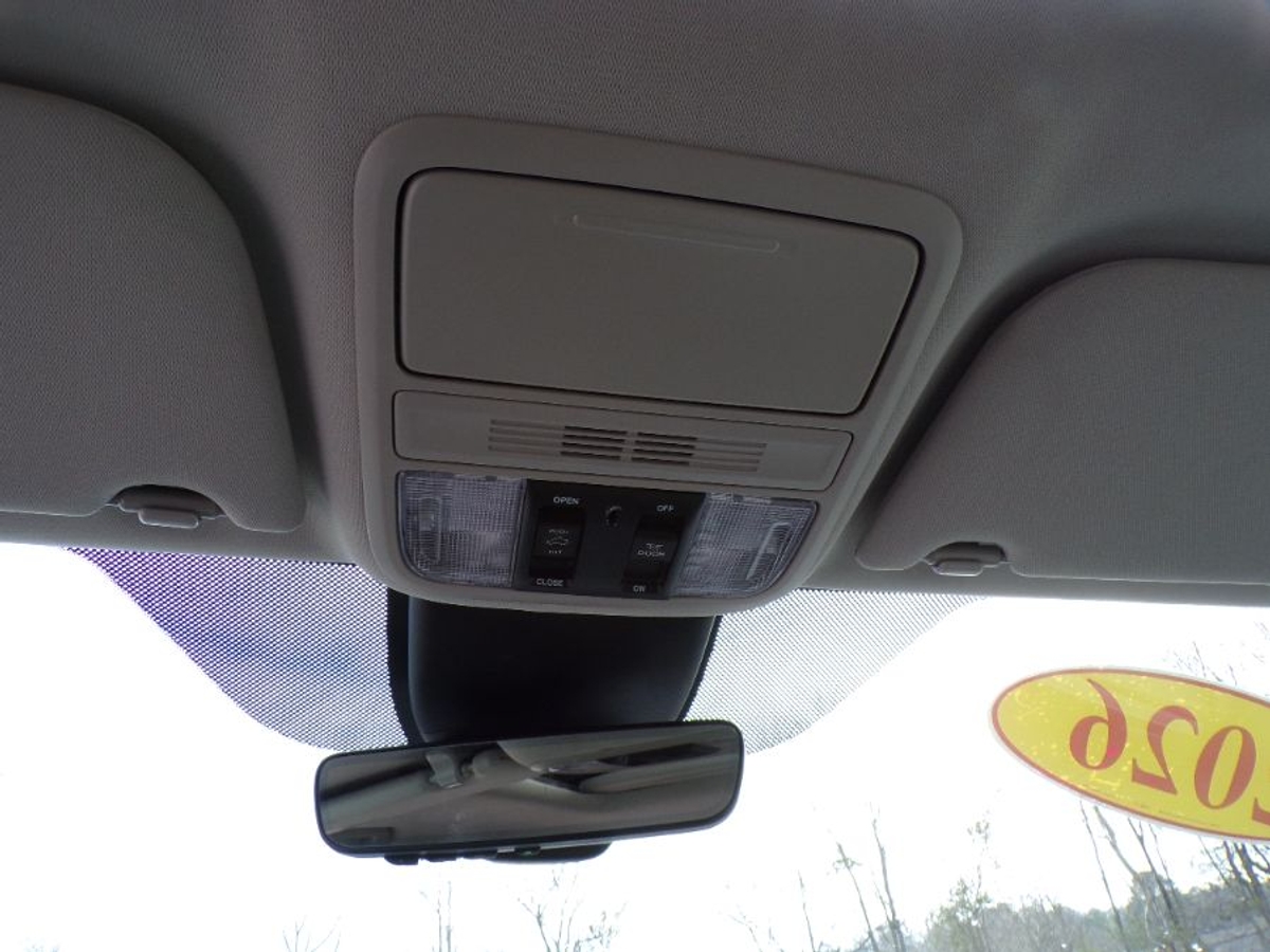 Grey Honda Odyssey image number 18