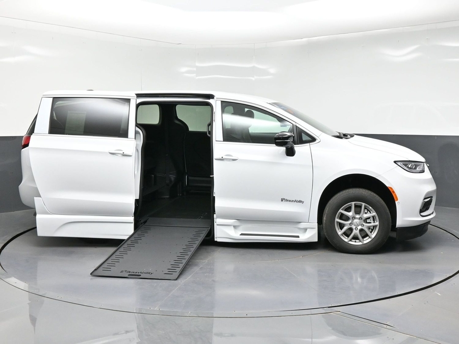 White Chrysler Pacifica image number 5