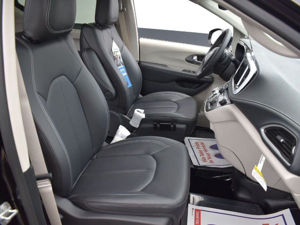 Black Chrysler Pacifica image number 1