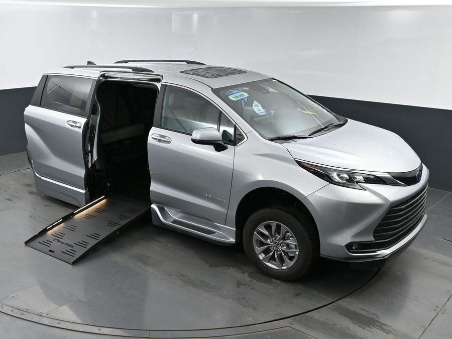 New 2025 Toyota Sienna Hybrid XLE Plus - BraunAbility Side Entry Entry Fold Out Automatic Ramp