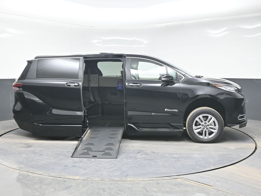 New 2026 Toyota Sienna Hybrid Limited - BraunAbility Side Entry Fold Out Automatic Ramp