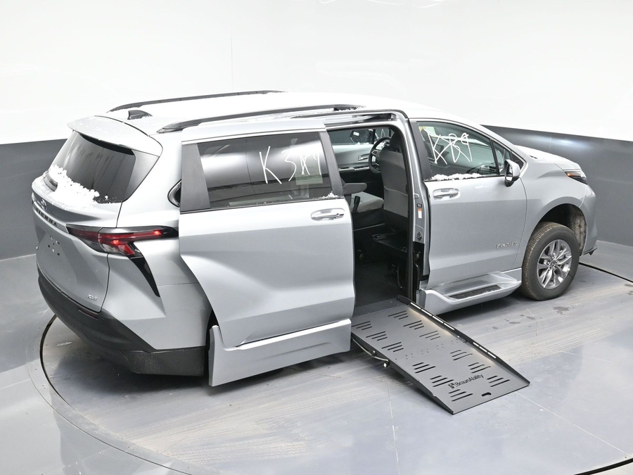 New 2025 Toyota Sienna Hybrid XLE Plus - BraunAbility Side Entry Entry Fold Out Automatic Ramp