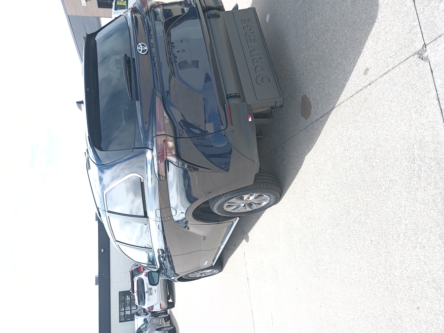 Blue Toyota Sienna image number 1