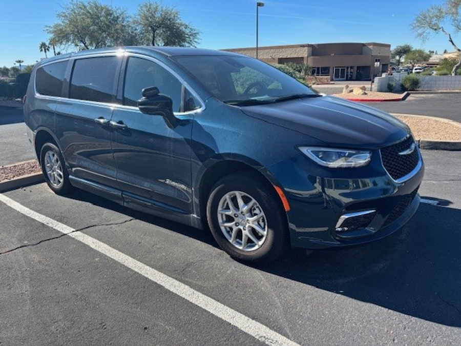 2025 Chrysler Pacifica Select's photo