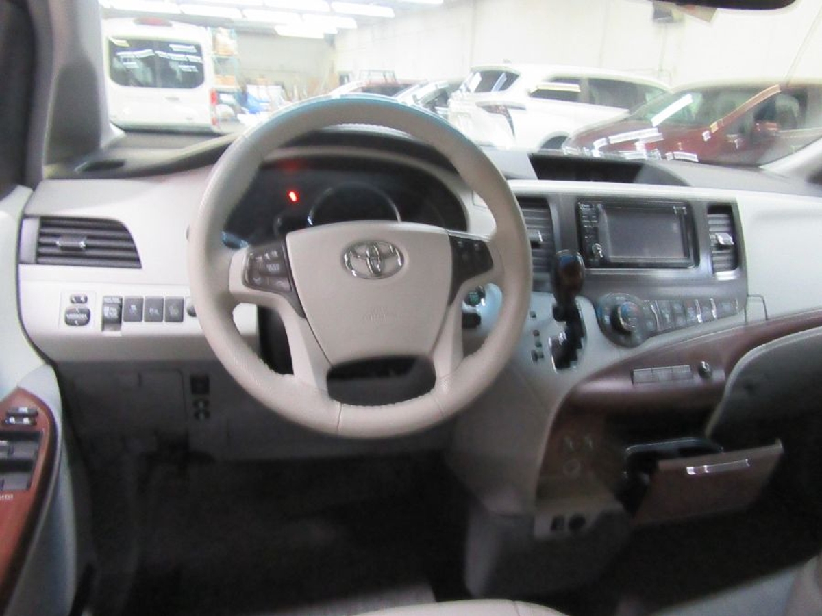 2014 TOYOTA SIENNA - Image 2