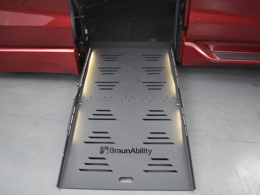 New 2025 Toyota Sienna Hybrid XLE Base - BraunAbility Side Entry Entry Fold Out Automatic Ramp