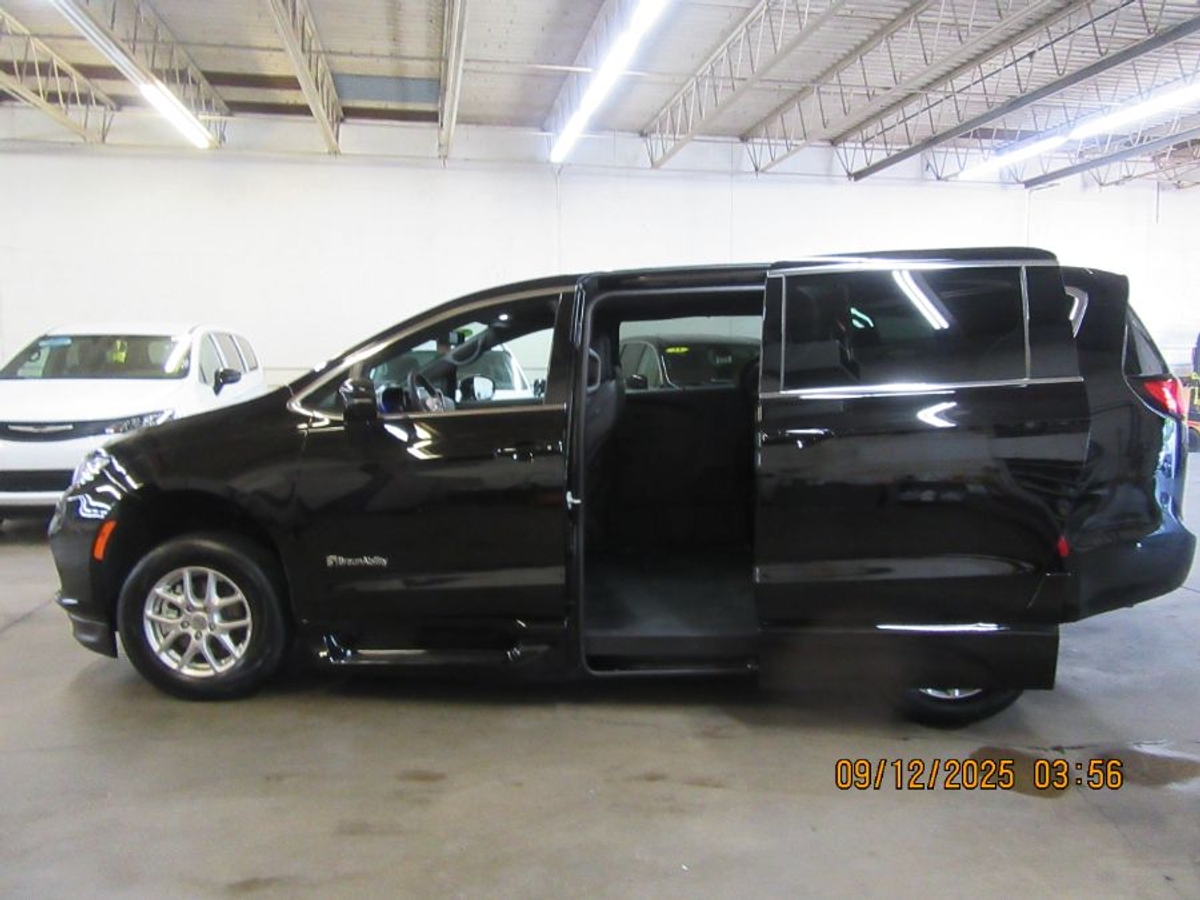 Black Chrysler Pacifica with Side Entry Automatic In Floor ramp