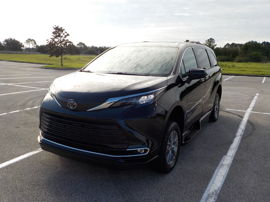 Black Toyota Sienna image number 26