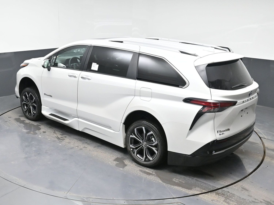 New 2025 Toyota Sienna Hybrid Platinum - BraunAbility Side Entry Entry In Floor Automatic Ramp