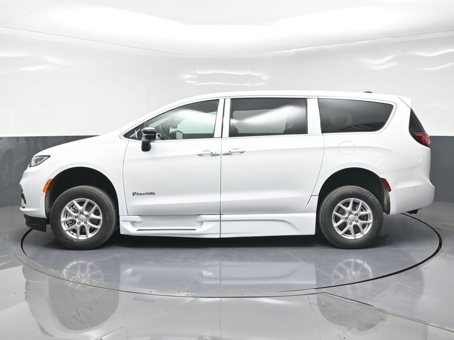 New 2025 Chrysler Pacifica Select Safety - BraunAbility Side Entry Entry In Floor Automatic Ramp