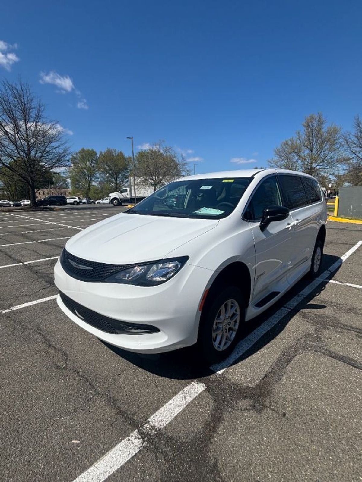 White Chrysler Voyager image number 13
