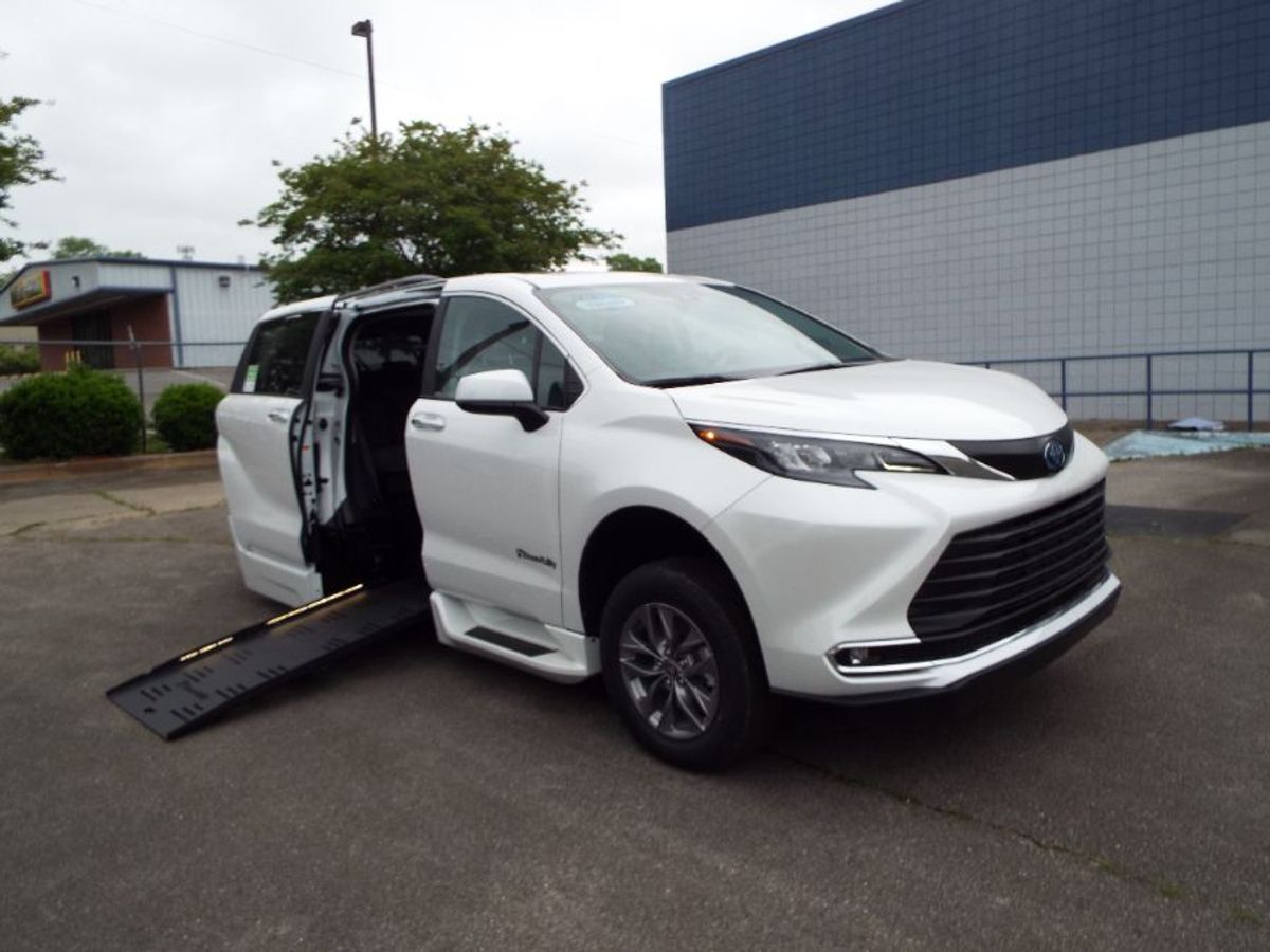 2024 TOYOTA SIENNA - Image 28