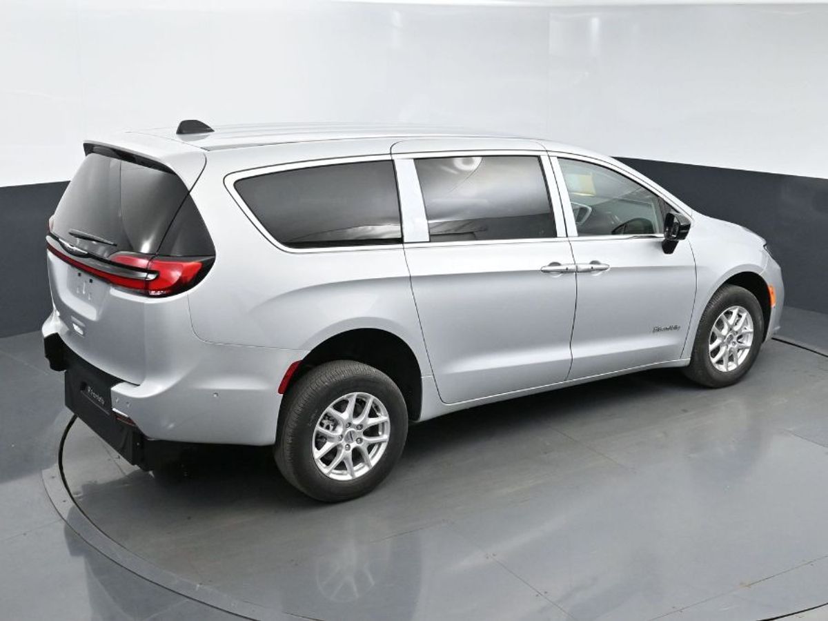 Silver Chrysler Pacifica image number 13