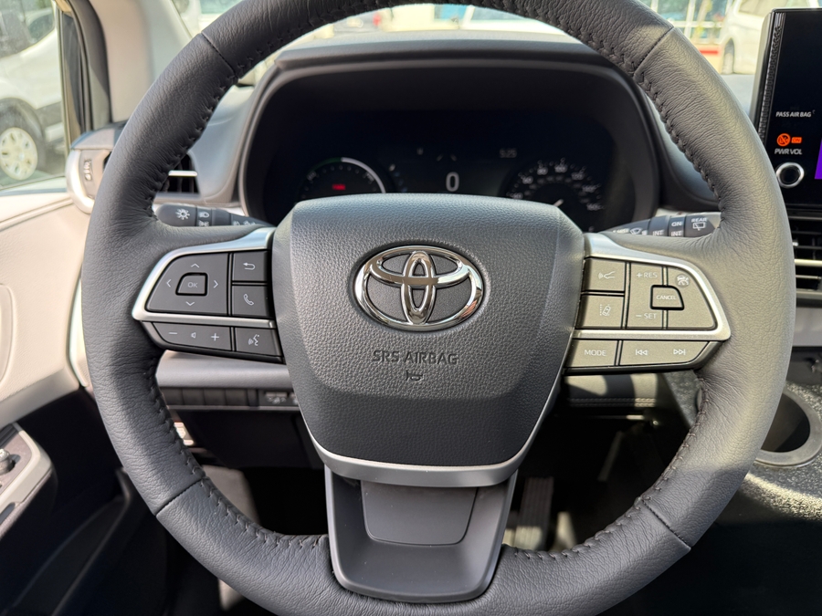 Black Toyota Sienna image number 16
