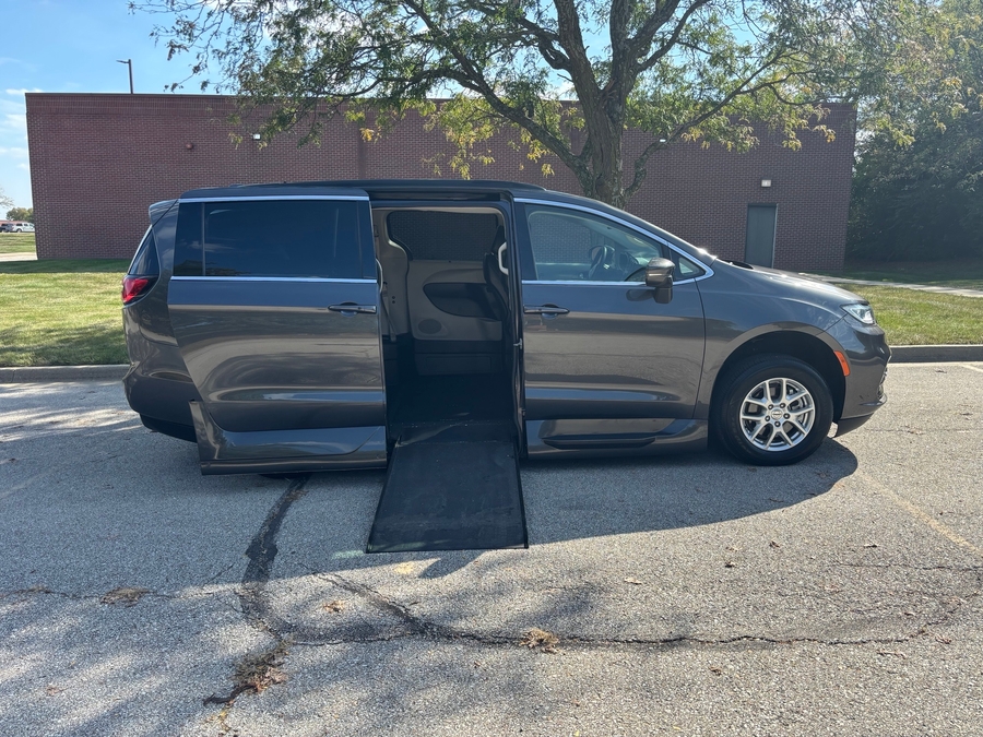 Used 2022 Chrysler Pacifica Touring L - VMI Side Entry Entry In Floor Automatic Ramp