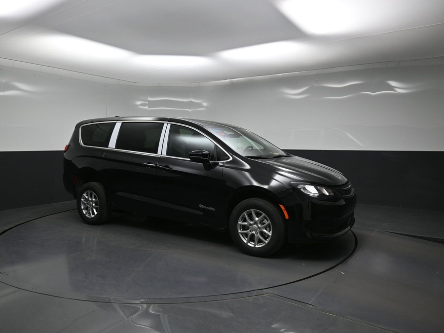 Black Chrysler Voyager image number 16