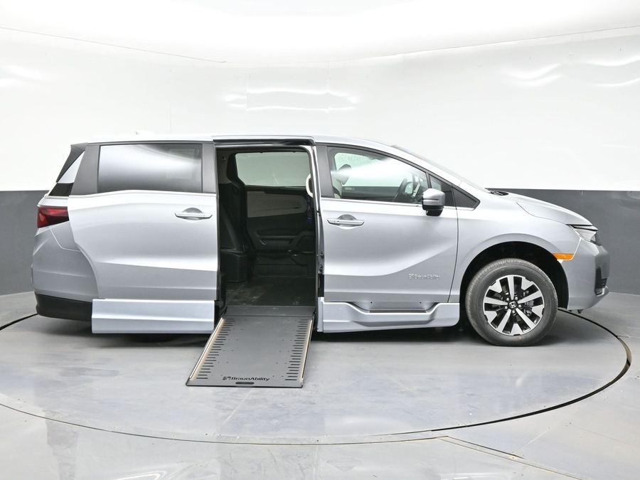 Silver Honda Odyssey image number 7